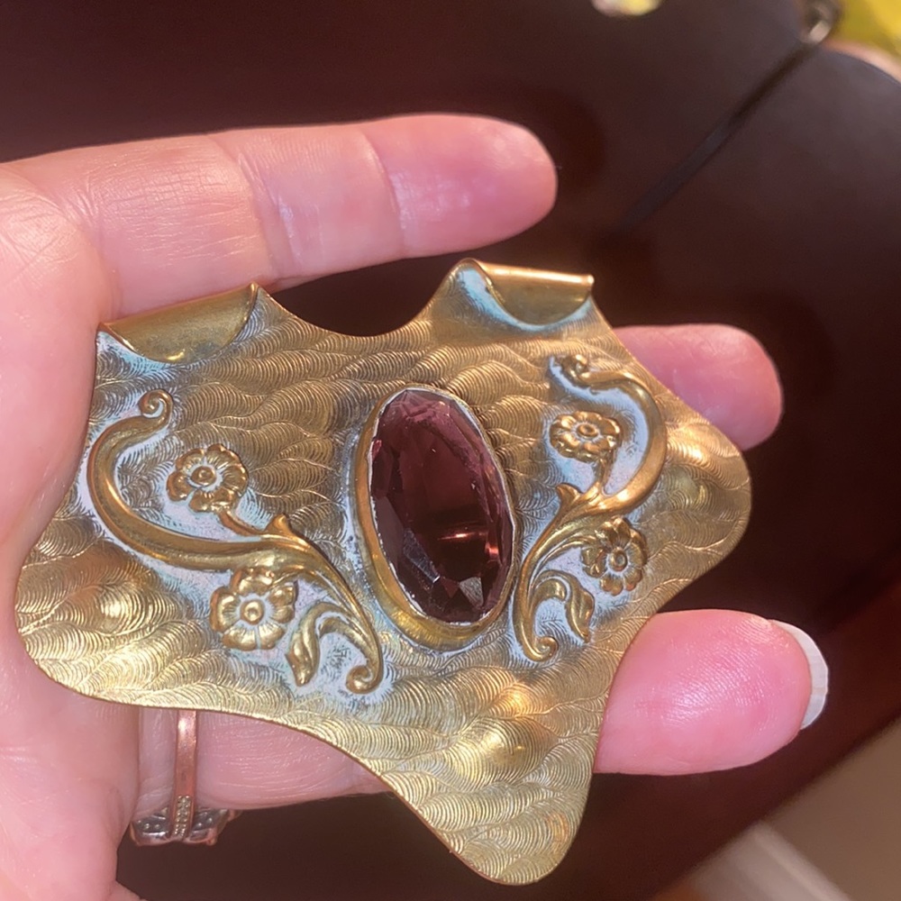 Victorian brooch - gold tone, purple center